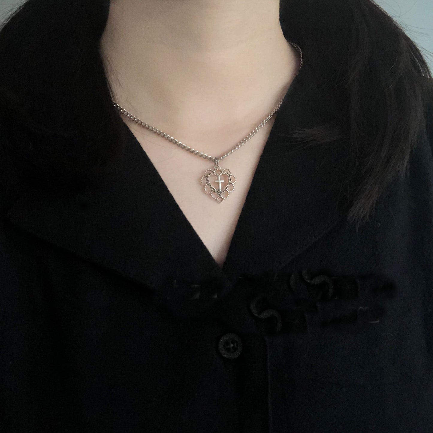 Collier avec pendentif en forme de croix en forme de cœur creux de style gothique punk