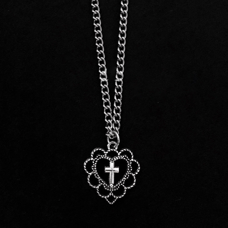 Collier avec pendentif en forme de croix en forme de cœur creux de style gothique punk